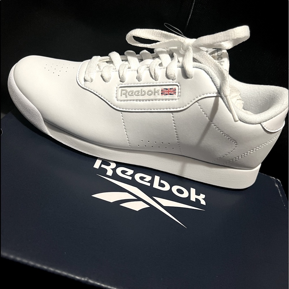 White Reebok size 7 shoes